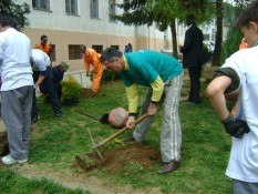 AmCham Clean and Green Dusan Korac Elementary School in Bijelo Polje, April 26, 2011  (17)