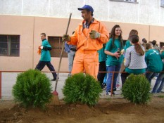 AmCham Clean and Green Dusan Korac Elementary School in Bijelo Polje, April 26, 2011  (20)