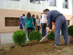 AmCham Clean and Green Dusan Korac Elementary School in Bijelo Polje, April 26, 2011  (23)