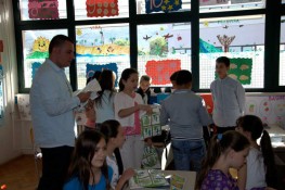 AmCham Clean and Green at the June 1st Elementary School in Podgorica, April 26, 2012 (10)