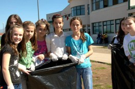 AmCham Clean and Green at the June 1st Elementary School in Podgorica, April 26, 2012 (3)