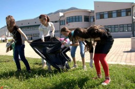 AmCham Clean and Green at the June 1st Elementary School in Podgorica, April 26, 2012 (5)