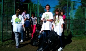 AmCham Clean and Green at the Milan Vukovic Elementary School in Golubovci, October 12, 2012 (7)