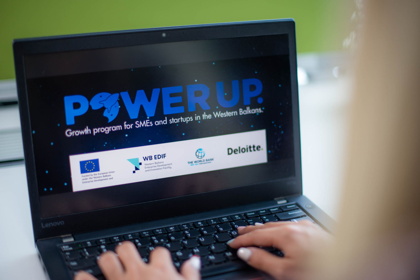 AmCham je partner PowerUPa – besplatnog programa za inovativna mala i srednja preduzeća i startup kompanije